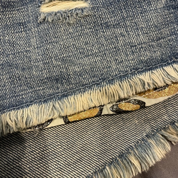 H&M women’s jean shorts. Glitter leopard print inside pocket detail. Size 4. NWT - Picture 3 of 7